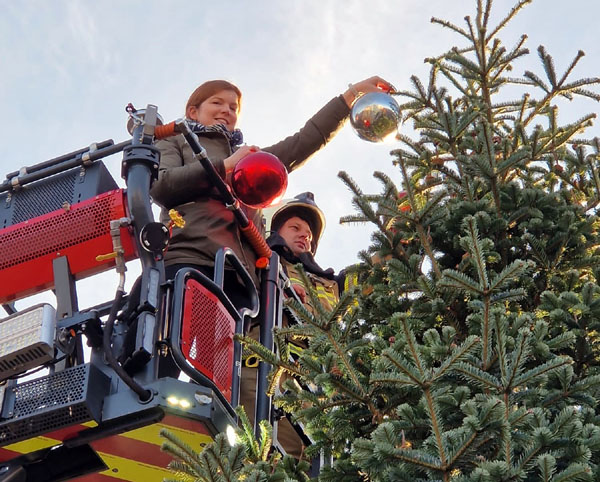 Bürgermeisterin Julia Samtleben schmückte zusammen mit der Feuerwehr den Baum. Fotos: Gemeinde Stockelsdorf