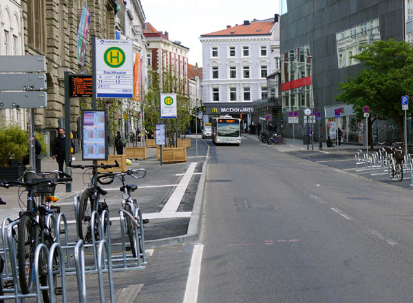 Mehr Platz für Busse und Fahrräder: FFF setzt sich für eine Neuaufteilung der Verkehrsflächen wie in der Beckergrube ein.