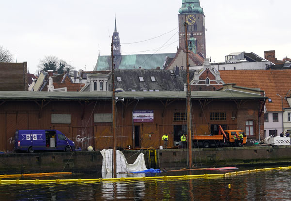 Die Bergung des gesunkenen Museumsschiffes hat begonnen. Fotos: JW
