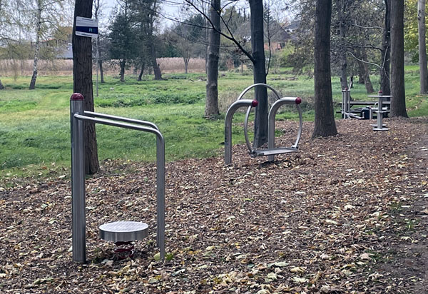 Die Gemeinde Berkenthin hat vier Fitnessgeräte im Dorfpark aufgestellt. Foto: Gemeinde