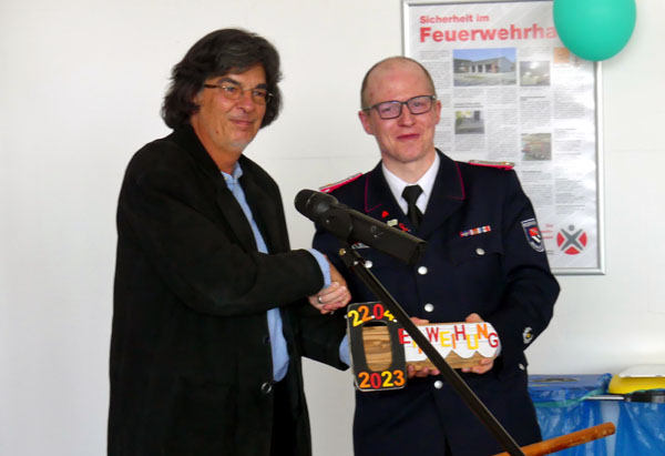Bürgermeister Friedrich Thorn überreichte dem Gemeindewehrführer Sascha Papalia den symbolischen Schlüssel. Fotos: STE