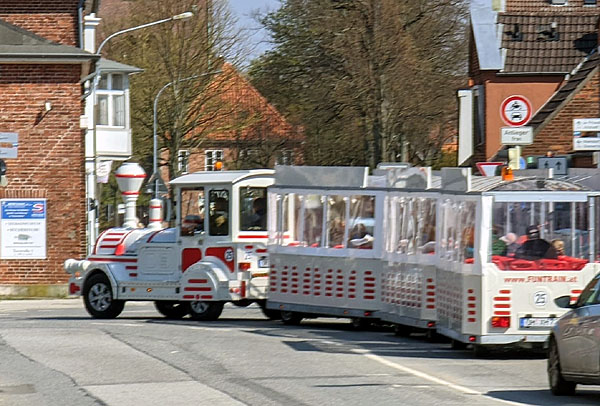 In Travemünde ist seit diesem Wochenende wieder eine Bimmelbahn unterwegs. Foto: Helge Normann
