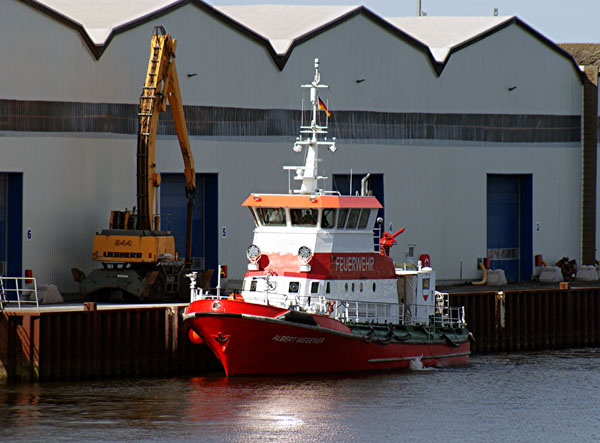 Das Löschboot aus Rostock besuchte am Mittwoch Lübeck. Foto: Oliver Klink