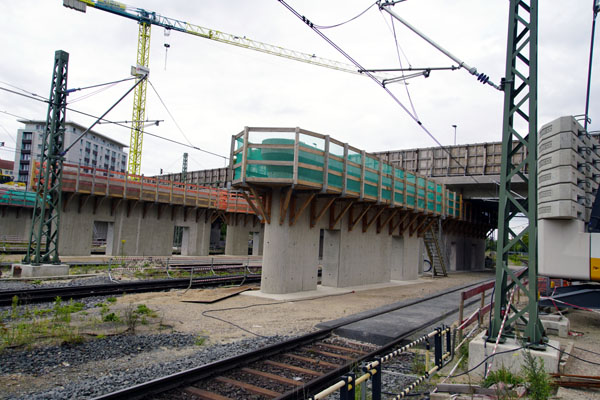 Die Pfeiler stehen: Mitte September kommen die Stahlträger für die zweite Hälfte der Fahrbahn. Fotos: VG