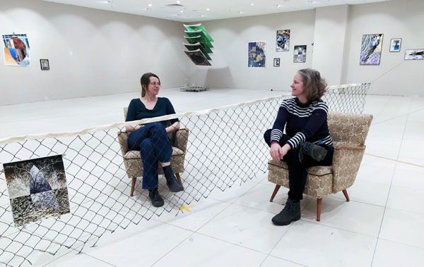Berit Kröner und Mirja Schellbach laden noch bis Ende des Monats in ihren Raum im Haerder-Center ein. Foto: Veranstalter