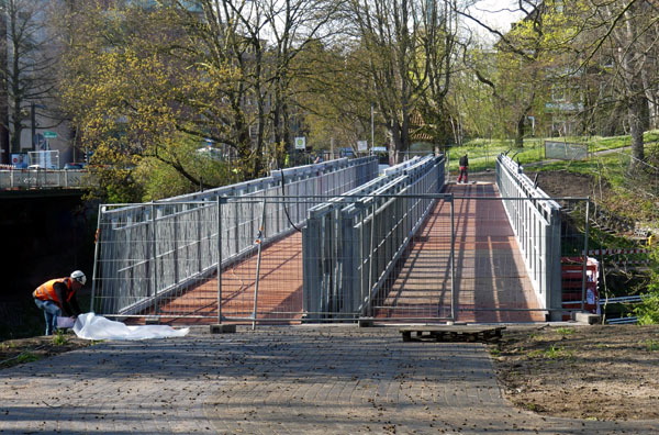 Die neue Geh- und Radwegbrücke wurde am Donnerstag erfolgreich eingehängt. Fotos: STE