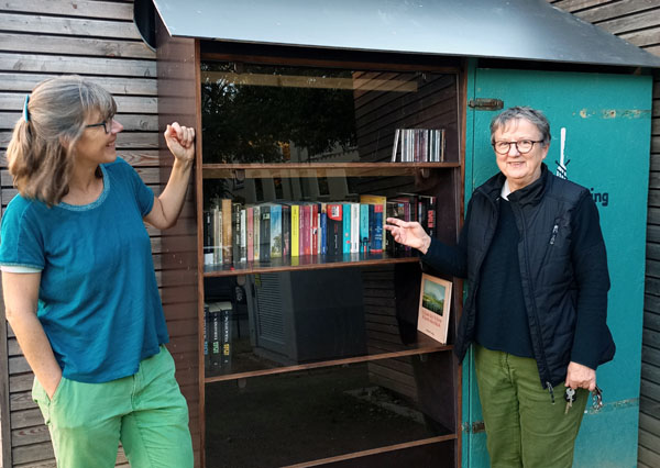 Quartiersmanagerin Claudia Zimmermann und Sabine Steinhauer vom Vorstand der Initiative Brolingplatz mit dem neuen Bücherschrank. Foto: Initiative