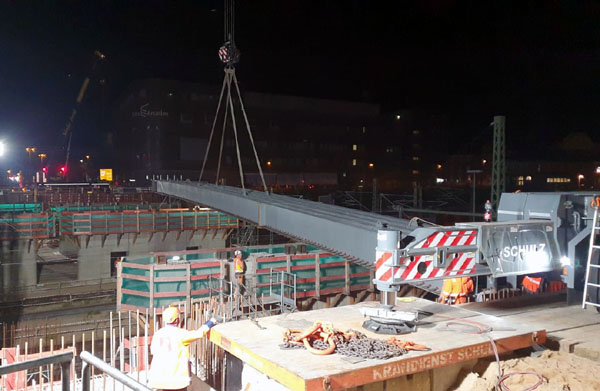 Die ersten beiden Stahlträger der zweiten Hälfte der Bahnhofsbrücke wurden in der Nacht zu Sonntag eingesetzt. Fotos: Oliver Klink