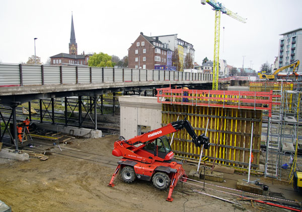 Die Arbeiten unter laufendem Zugverkehr sind aufwändig, aber bisher klappt an der Großbaustelle Bahnhofsbrücke alles wie geplant. Fotos: VG