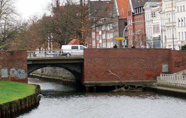 Am Dienstag wird die Brücke am Holstentor gereinigt. Foto: JW/Archiv