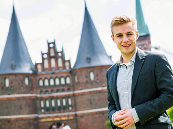 Der Bundestagsabgeordnete Bruno Hönel erwartet, dass auch Menschen in Lübeck von neuem Staatsangehörigkeitsrecht profitieren.
