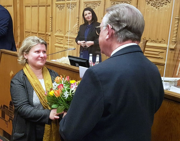 Stadtpräsident Klaus Puschaddel gratulierte Joanna Hagen zur Wiederwahl. Fotos: Harald Denckmann