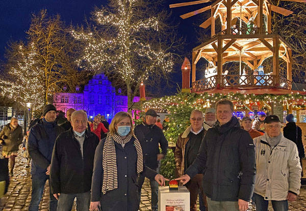 Stadtpräsidentin Wiebke Zweig und Bürgermeister Dr. Uwe Brinkmann eröffneten am Dienstag das Weihnachts-Erlebnis in Bad Schwartau. Foto: ews group