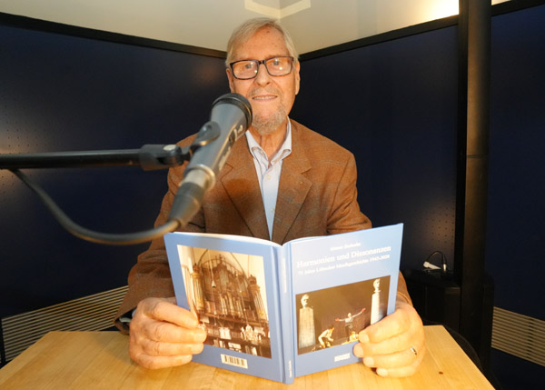 Günter Zschacke hat die Lübecker Musikgeschichte von 1945 bis 2020 in einem Buch beschrieben. Fotos: JW, O-Ton: Harald Denckmann