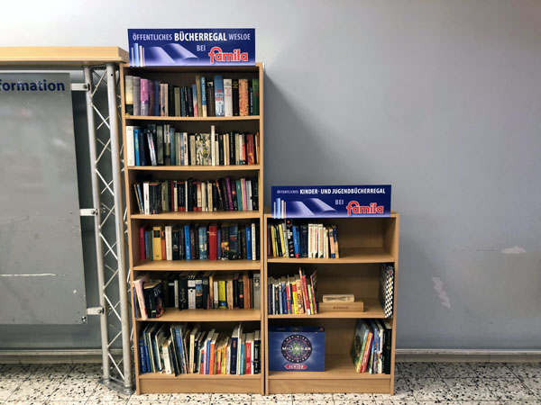 Das bestehende Bücherregal wurde um Spiele und Bücher für Kinder ergänzt.