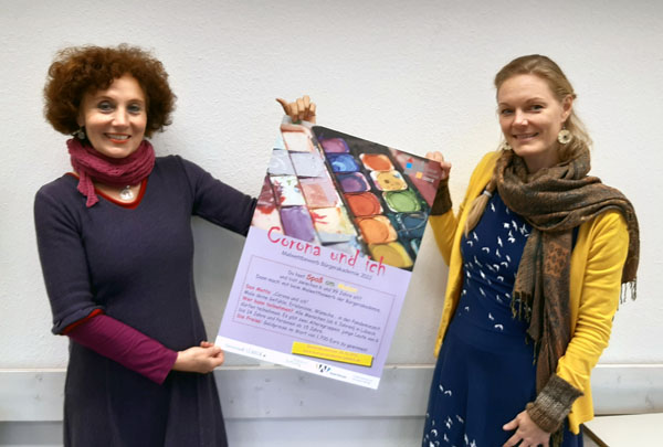 Belén D. Amodia und Irena Weber (Koordinatorinnen der Bürgerakademie), mit dem Plakat zum Preis der Bürgerakademie. Foto: Hansestadt Lübeck