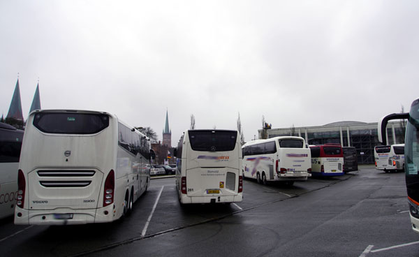 Nur rund 20 Reisebusse steuerten am 1. Adventssamstag die Lübecker Innenstadt an. Fotos: JW