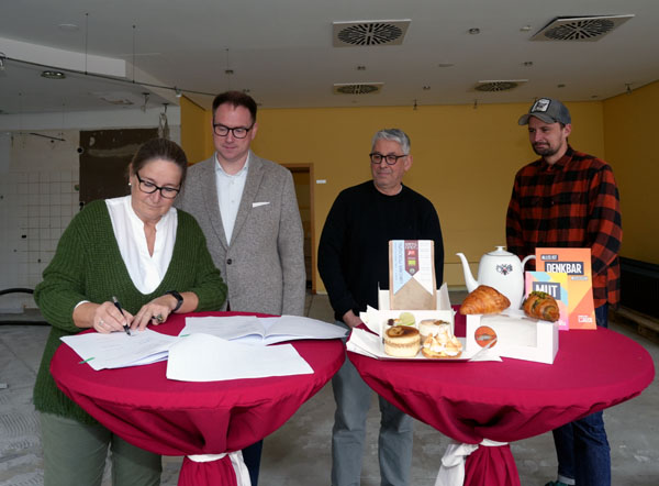 Katharina Boye, Bürgermeister Jan Lindenau, Holger Schubert und Jan-Hinrich Gottwald haben den Mietvertrag unterschrieben. Fotos: JW