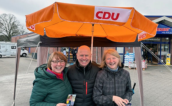 Henrike Biebow, Kay Kimiai und Doris Mesters am gemeinsamen Wahlkampfstand. Foto: CDU Groß Grönau