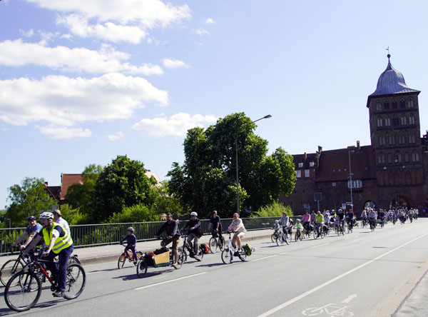 Rund 150 Lübecker demonstrierten am Sonntag für sichere Radverkehrswege. Fotos: JW