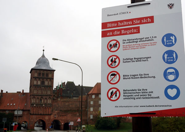 Nach den offiziellen Zahlen der Stadt hat sich die Zahl der Corona-Infektionen in zwei Wochen fast halbiert. Foto: Archiv, Grafik: Hansestadt Lübeck