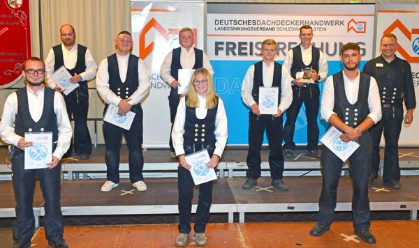 Der Hauptgeschäftsführer des Landesinnungsverbands Jan Juraschek gratulierte den Junggesellen der Dachdecker-Innung Lübeck und Ostholstein. Foto: Innung