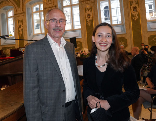 Yulia Marfutova, Gewinnerin des „Debütpreises des Buddenbrookhauses 2021“, und Dr. Ulrich Hoffmeister, Präsident des Lions-Clubs Lübeck-Hanse, bei der Preisverleihung im Audienzsaal des Rathauses. Fotos: JW