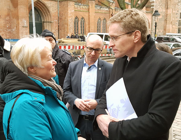 Ellen Ehrich diskutierte ihre Bedenken mit dem Ministerpräsidenten Daniel Günther. Fotos, O-Ton: Harald Denckmann