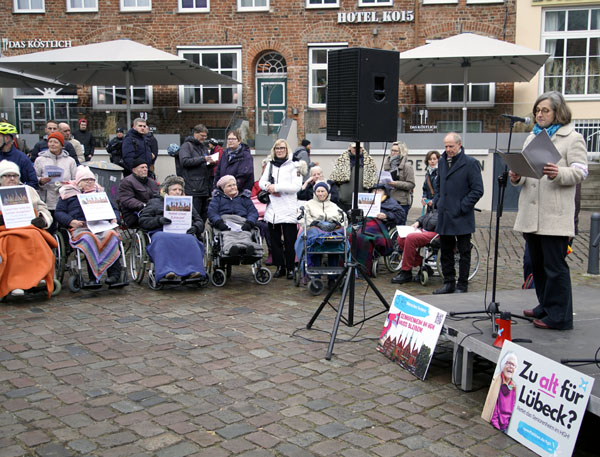 Rund 200 Lübecker beteiligten sich an der Demo für den Erhalt des Seniorenheimes im Heiligen-Geist-Hospital. Fotos: VG