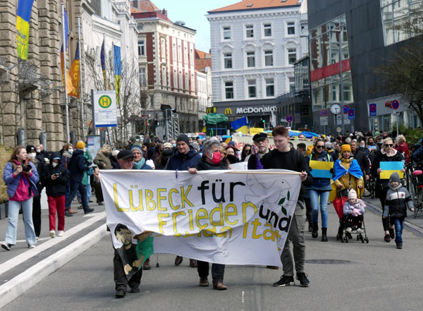 Viele Lübecker zeigten am Sonntag ihre Solidarität mit den Opfern von Kriegen. Fotos: STE