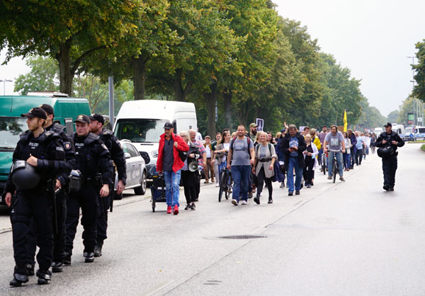 Der Demo-Samstag in Lübeck verlief nach Angaben der Polizei ohne besondere Vorkommnisse. Fotos: JW