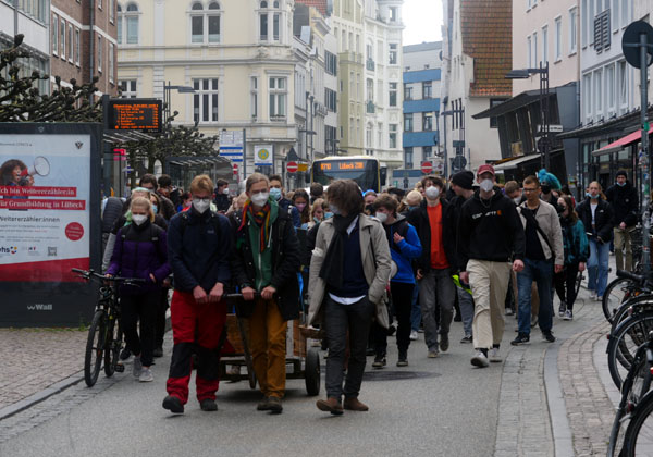 Rund 100 Lübecker demonstrierten am Donnerstag gegen den Krieg. Foto: JW