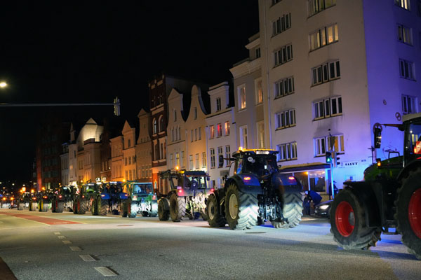 Rund 700 Traktoren und Lkw sorgten in Lübeck für ein Verkehrschaos. Fotos: STE(1), Oliver Klink (2), JW (3)
