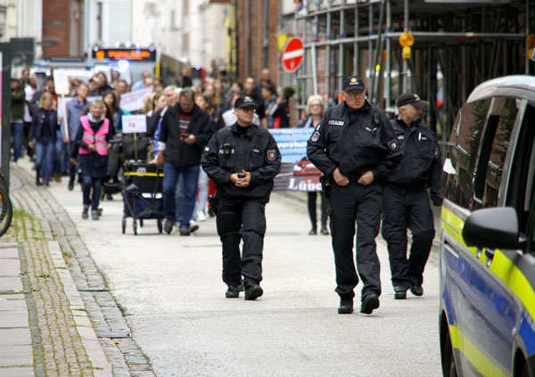 Ein großes Polizeiaufgebot sollte ein Aufeinandertreffen mit Gegendemonstranten verhindern. Fotos: JW