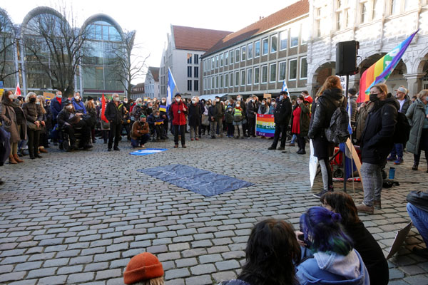 Rund 1000 Lübecker nahmen an der Mahnwache gegen Krieg teil. Fotos: JW