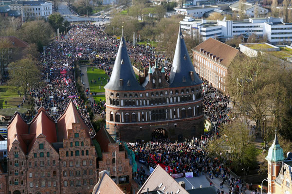 Über 8000 Teilnehmer trafen sich zur Kundgebung auf dem Holstentorplatz und zu einer Demo durch die Innenstadt. Fotos: JW, VG