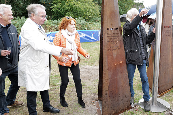 Am Samstag wurde auf dem Priwall das neue Denkmal eingeweiht, das an Lübecks Werft-Geschichte erinnert. Fotos: Karl Erhard Vögele