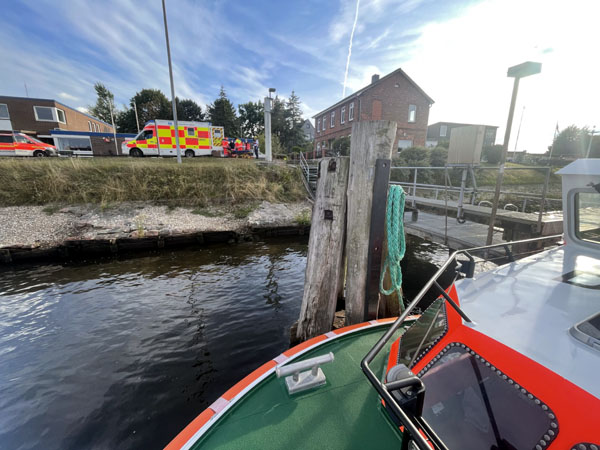 Die freiwilligen Seenotretter der Station Travemünde brachten mit dem Seenotrettungsboot einen Segler an Land. Er hatte in einer Bucht an der Trave geankert und war an Bord zusammengebrochen. Foto: Die Seenotretter – DGzRS
