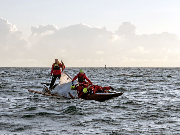 Die Nils Holgersson bleib bis zur Rettung bei dem havarierten Segler. Foto: Die Seenotretter – DGzRS