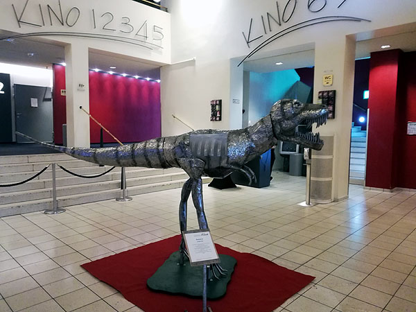 Der Dinosaurier steht im Eingangsbereich des CineStar Stadthalle. Foto: FAW