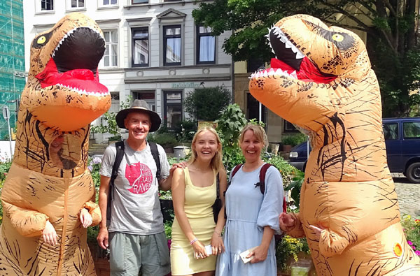 Familie Krogh war begeistert, als sie in der Lübecker Innenstadt auf Dinosaurier traf. Fotos, O-Ton: Harald Denckmann
