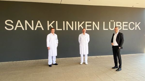 Dr. Christian Frank, Geschäftsführer an den Sana Kliniken Lübeck, begrüßt Dr. med. Felix Renken und Dr. med. Jens Schaumberg herzlich in ihrer neuen Position als „Team Ärztliche Direktion