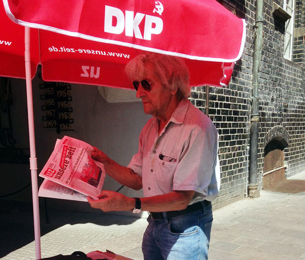Wilfried Link informiert über die Positionen der DKP. Foto: Foto: Peter Schlüter