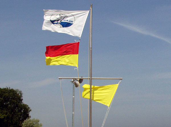 Die gelbe Flagge signalisiert besondere Gefahren beim Baden. Foto: DLRG