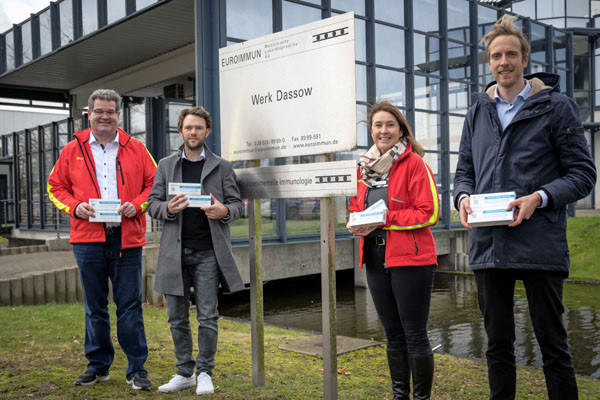 Die Firma EUROIMMUN unterstützt die DLRG Lübeck mit 1000 Corona-Schnelltests für die Schwimmausbildung. Foto: DLRG