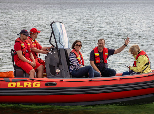 Landtagspräsidentin Kristina Herbst und der Lübecker DLRG-Vorsitzende Thomas Becker auf dem Einsatzboot. Fotos: DLRG