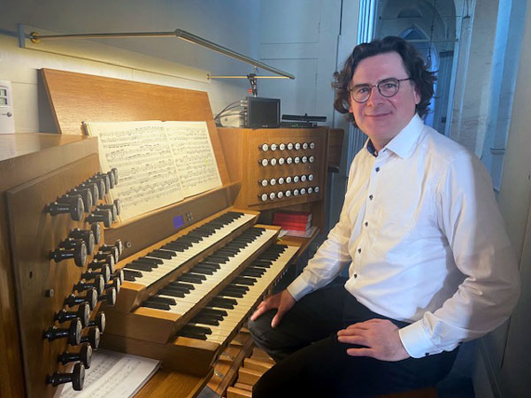 Franz Danksagmüller an der Marcussen-Orgel im Dom. Foto: Svea Regine Feldhoff