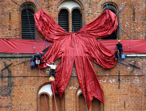 Eine große rote Schleife macht auf den 850. Geburtstag des Lübecker Doms aufmerksam. Fotos: JW