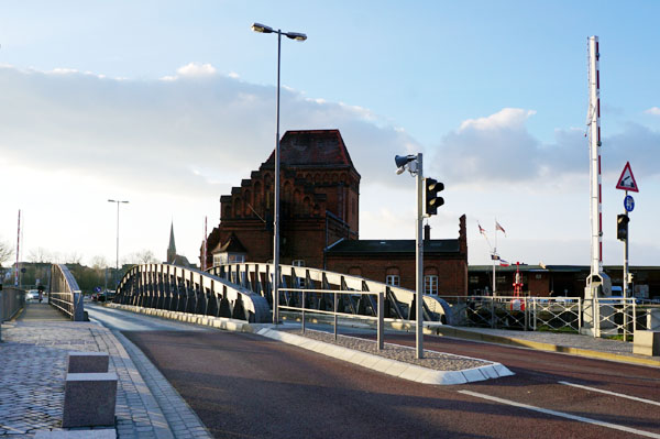 Bis zum 3. September finden Korrosionsschutzarbeiten an der Drehbrücke statt.