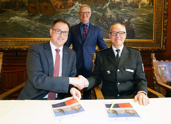 Bürgermeister Jan Lindenau, Innensenator Ludger Hinsen und Polizeichef Norbert Trabs haben die Zusammenarbeit im Jahr 2019 vereinbart. Foto: JW/Archiv 